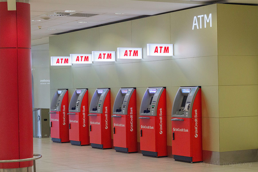 Фотография банкоматов в Пражском аэропорту