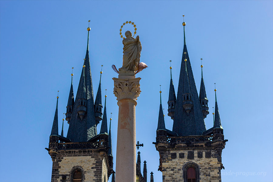 Фотография скульптуры Девы Марии перед башнями тынского храма.